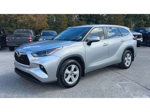 Used 2023 Toyota Highlander LE image 5