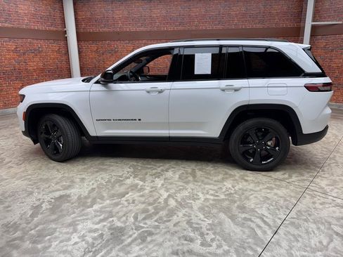 Used 2023 Jeep Grand Cherokee Altitude image 2