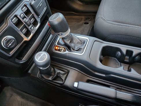 Used 2023 Jeep Gladiator Sport AWD/4WD image 12