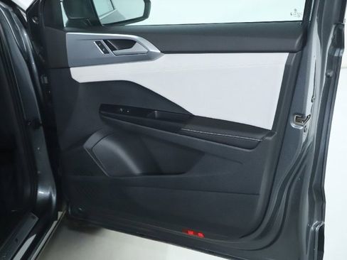 Certified 2025 Volkswagen Taos SE w/ Panoramic Sunroof Package image 34