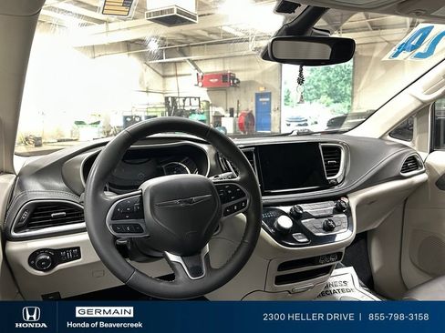 Used 2024 Chrysler Pacifica Limited FWD image 15