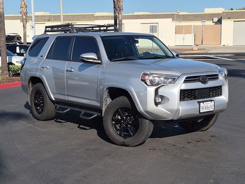 Used 2021 Toyota 4Runner SR5 Premium w/ Moonroof Package RWD image 2