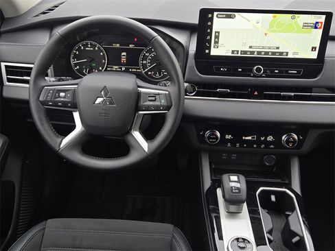 Used 2025 Mitsubishi Outlander SE image 22