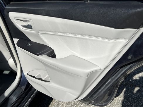 Used 2017 Toyota Camry XLE image 13