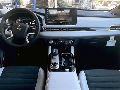 New 2025 Mitsubishi Outlander SE image 5
