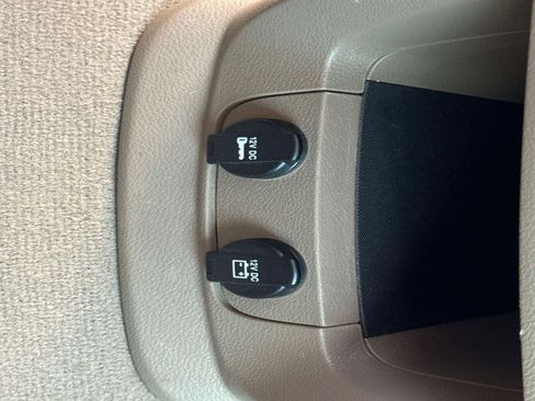 Used 2016 Chrysler Town & Country Touring image 26