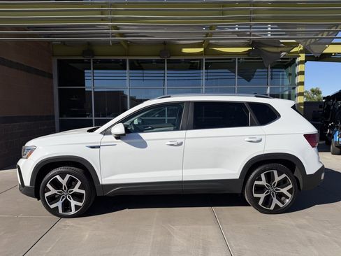 Used 2022 Volkswagen Taos SEL w/ Panoramic Sunroof Package image 7