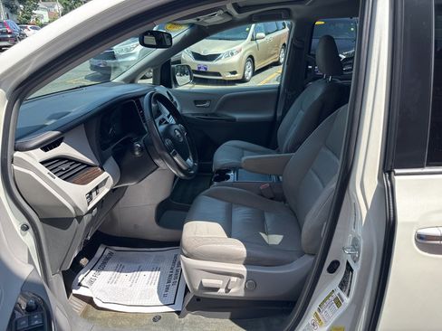 Used 2016 Toyota Sienna XLE FWD image 16