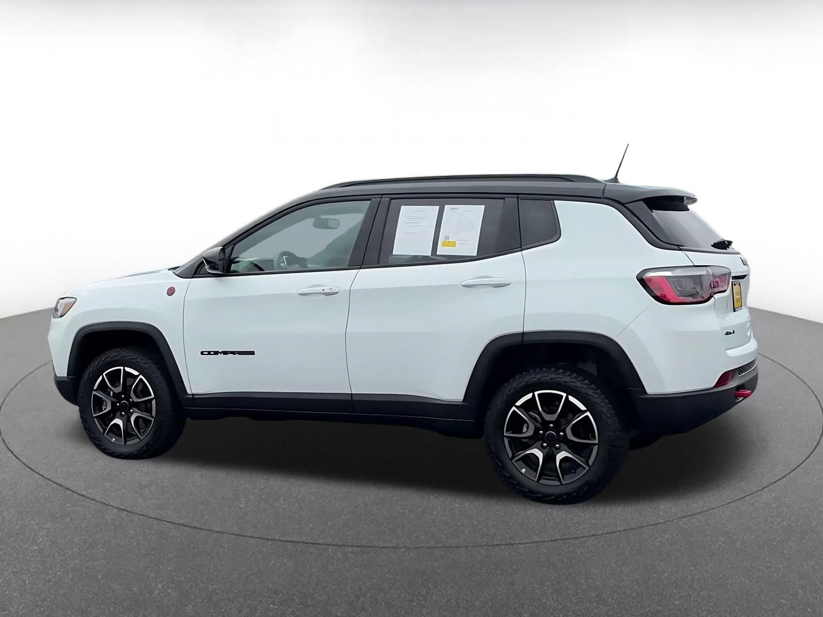 Used 2025 Jeep Compass Trailhawk AWD/4WD image 9