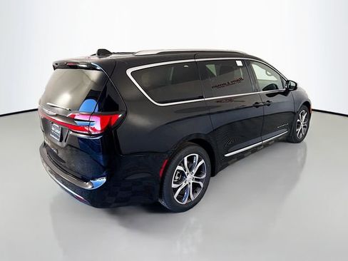 New 2026 Chrysler Pacifica Pinnacle image 7