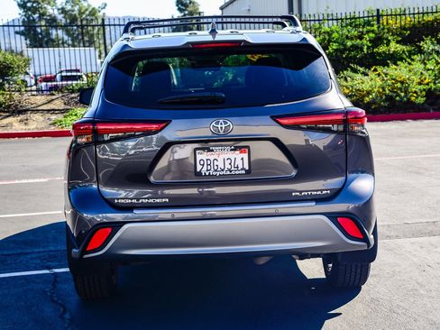 Certified 2022 Toyota Highlander Platinum image 6