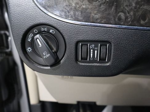 Used 2014 Chrysler Town & Country Touring image 28