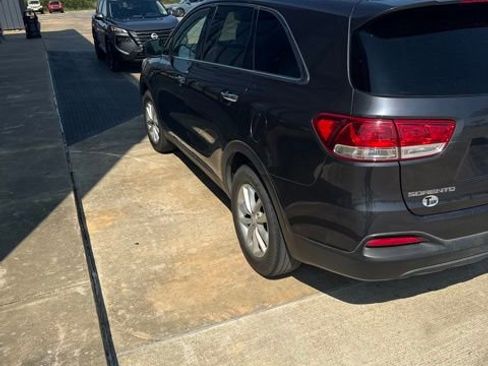 Used 2018 Kia Sorento LX image 4