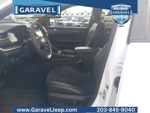 Used 2025 Jeep Grand Cherokee Altitude image 10