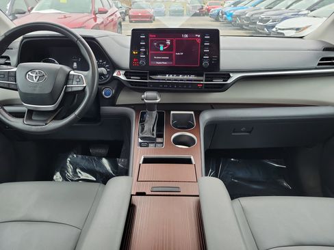 Used 2024 Toyota Sienna XLE image 9