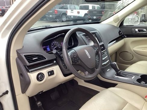 Used 2013 Lincoln MKT FWD image 19