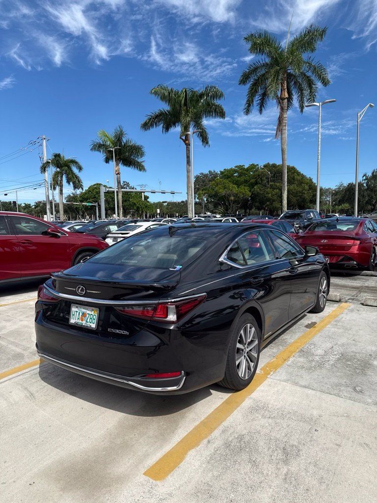 Used 2020 Lexus ES 300h w/ Premium Package FWD image 7