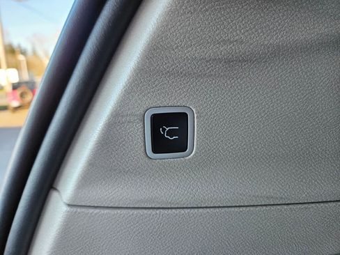 Used 2024 Chrysler Pacifica Touring-L image 13