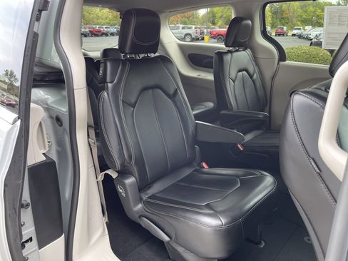 Used 2024 Chrysler Pacifica Touring-L image 35