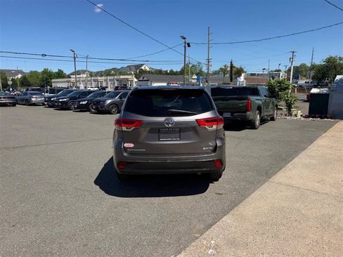 Used 2018 Toyota Highlander Limited Platinum FWD image 4