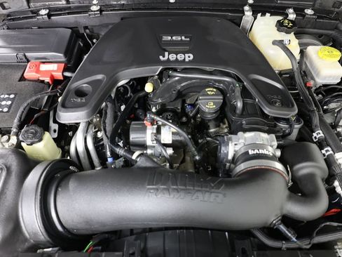 Used 2020 Jeep Wrangler Unlimited Sahara image 34