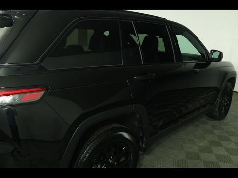 Used 2025 Jeep Grand Cherokee Altitude AWD/4WD image 18