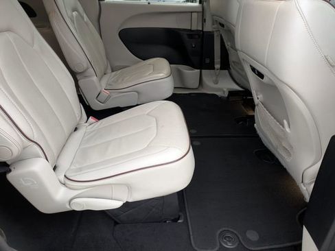 Used 2019 Chrysler Pacifica Limited image 30