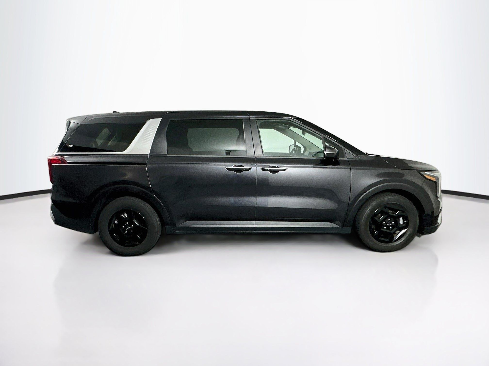 Used 2025 Kia Carnival FWD image 10