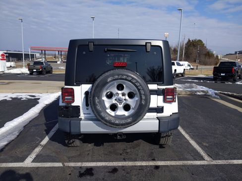 Used 2014 Jeep Wrangler Unlimited Sahara w/ Connectivity Group image 9