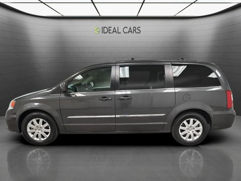 Used 2016 Chrysler Town & Country Touring FWD image 8
