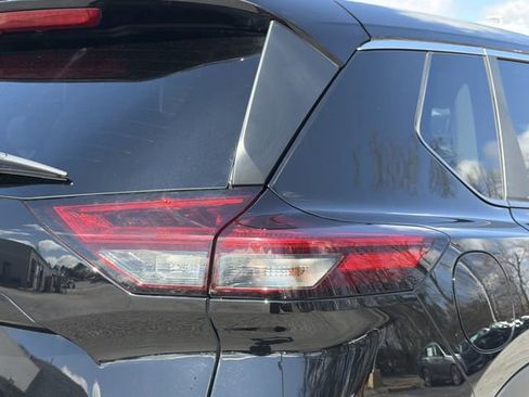 Certified 2025 Nissan Rogue SV image 27