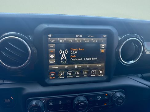 Used 2020 Jeep Wrangler Unlimited Sahara AWD/4WD image 17