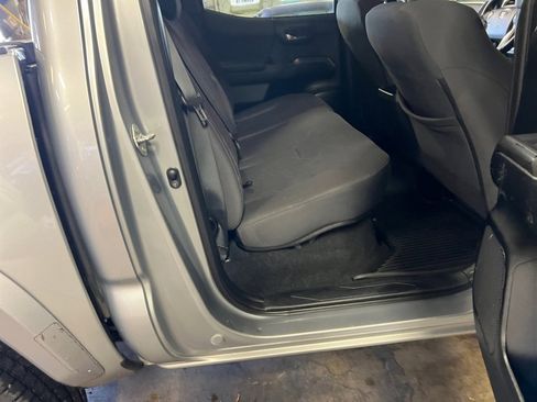 Used 2017 Toyota Tacoma TRD Sport image 33