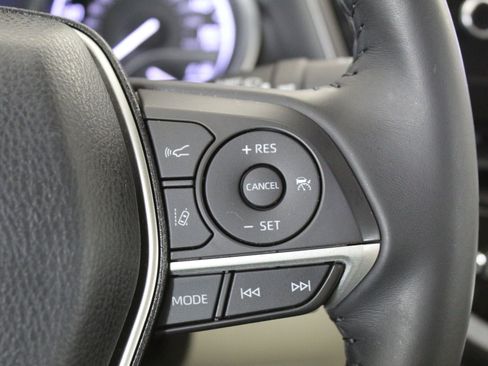 Used 2021 Toyota Camry XLE w/ Navigation Upgrade Package image 30