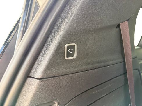 Used 2024 Chrysler Pacifica Premium FWD image 34