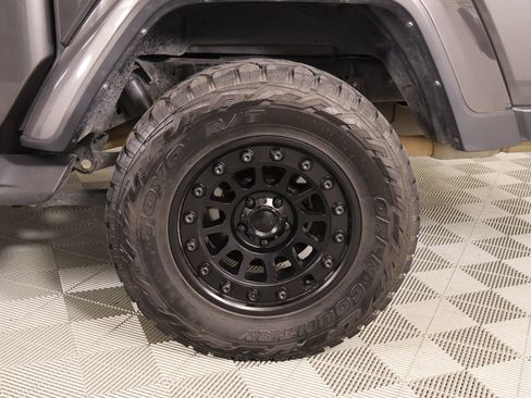 Used 2022 Jeep Gladiator Overland w/ Popular Equipment Package AWD/4WD image 18