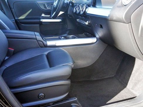 Used 2025 Mercedes-Benz GLB 250 4MATIC image 25