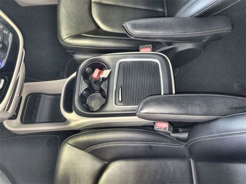 Used 2024 Chrysler Pacifica Touring-L image 21