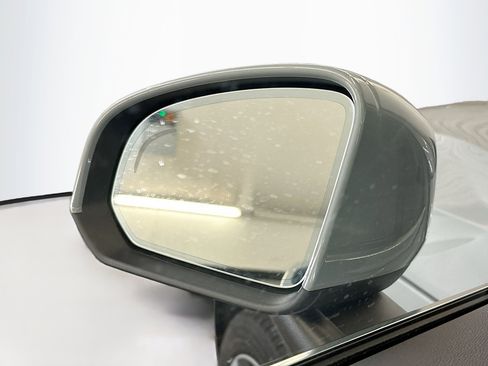 Used 2025 Volvo XC40 B5 Plus image 16