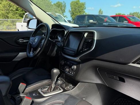 Used 2017 Jeep Cherokee Trailhawk w/ Comfort/Convenience Group AWD/4WD image 11