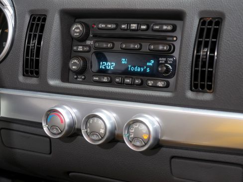 Used 2005 Chevrolet SSR w/ Preferred Equipment Group image 64