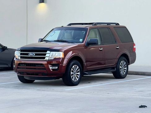 Used 2017 Ford Expedition XLT w/ Equipment Group 202A RWD image 3