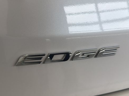 Used 2019 Ford Edge SEL w/ Equipment Group 201A AWD/4WD image 9