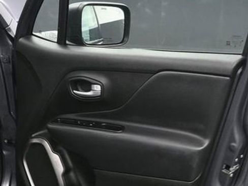 Used 2023 Jeep Renegade Latitude AWD/4WD image 9