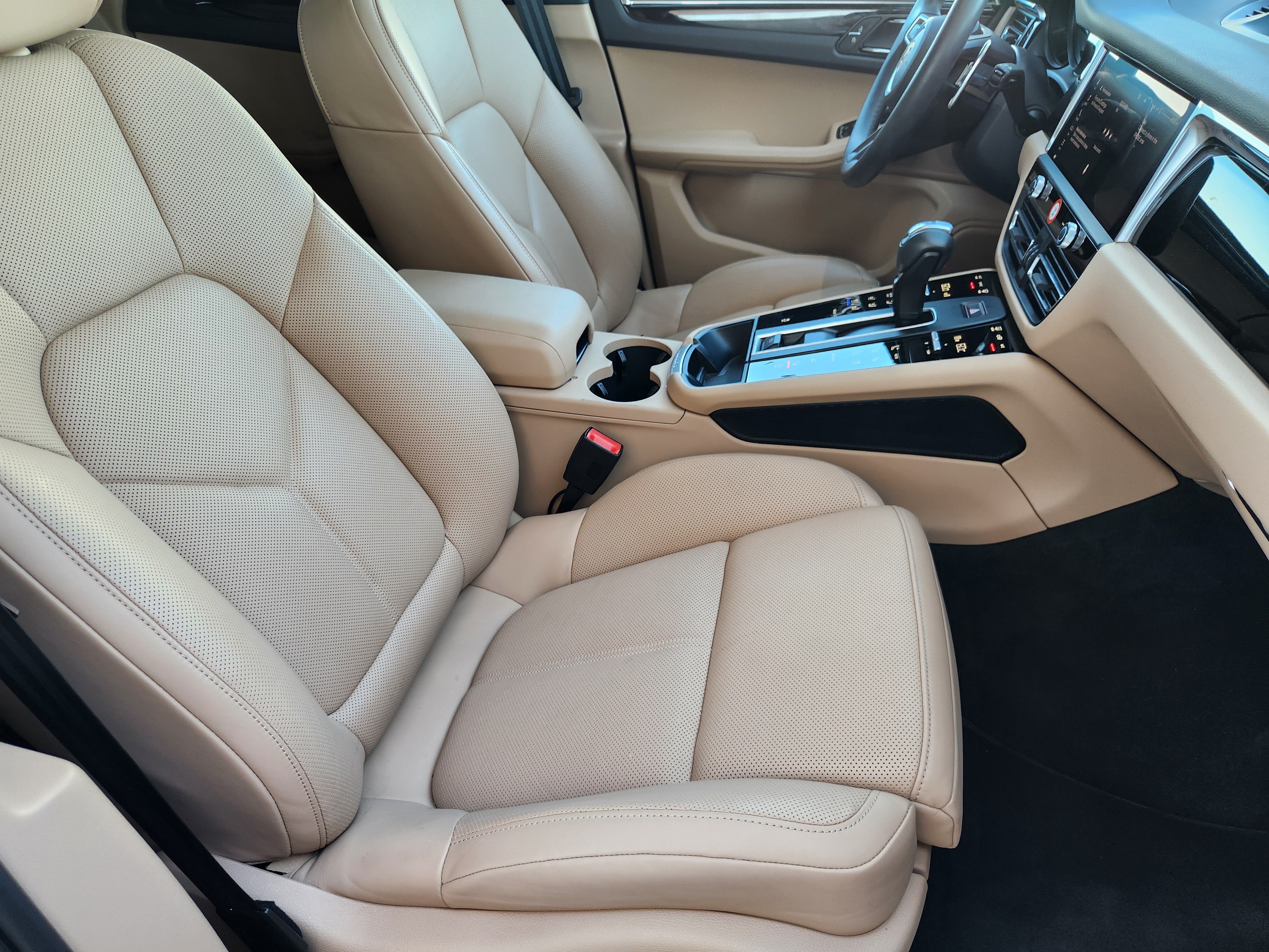 Certified 2026 Porsche Macan AWD/4WD image 13