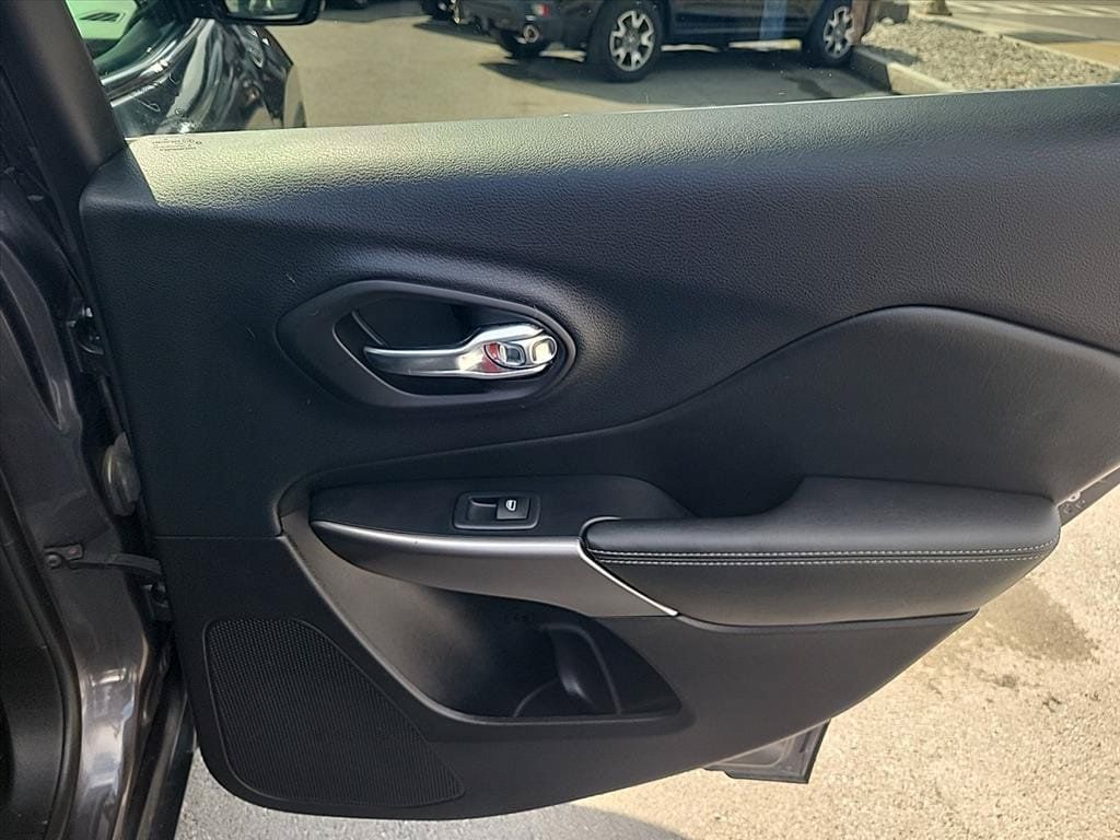 Used 2019 Jeep Cherokee Limited AWD/4WD image 26