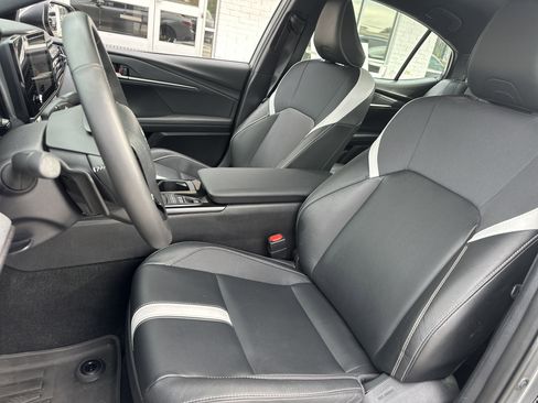 Used 2025 Toyota Camry SE w/ Convenience Package FWD image 11