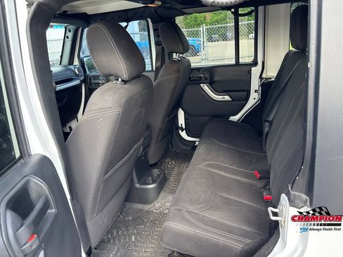 Used 2018 Jeep Wrangler Unlimited Sahara w/ Connectivity Group AWD/4WD image 22