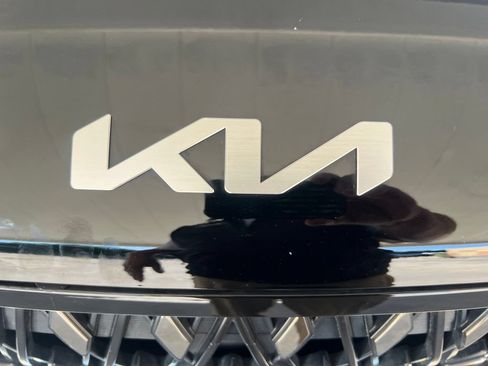 Certified 2025 Kia Carnival LXS FWD image 27