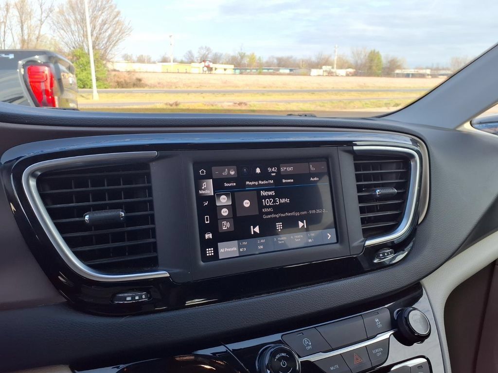 Used 2022 Chrysler Voyager LX FWD image 4